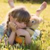 子どもがぬいぐるみとハグ　愛情感じている