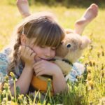 子どもがぬいぐるみとハグ　愛情感じている